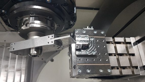 Orthogonal cutting setup on the five-axis machining centre: workpiece disc in the spindle, single cutting edge on the dynamometer.