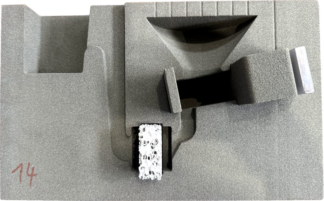 Opened 3D-printed sand mould for the stress lattice with the ceramic filter and the inserted sand cores.